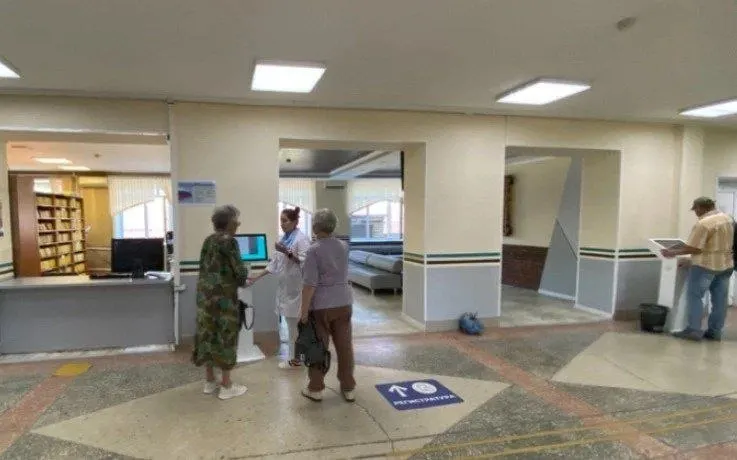 В поликлинике РКБ завершили ремонт: появилось комфортабельное пространство для пациентов, открылось кафе правильного питания, улучшена организация медосмотров и запущен Центр здорового долголетия.