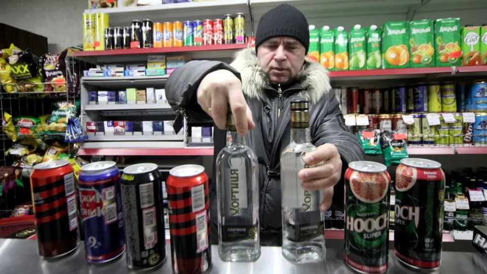 По данным Минздрава, в 2025 году число впервые выявленных диагнозов «алкогольная зависимость» и алкогольный психоз увеличилось до 83 тыс. человек — рост на 30% за год. Увеличение зарегистрировано в большинстве регионов, при этом наихудшая ситуация — в Чукотке.