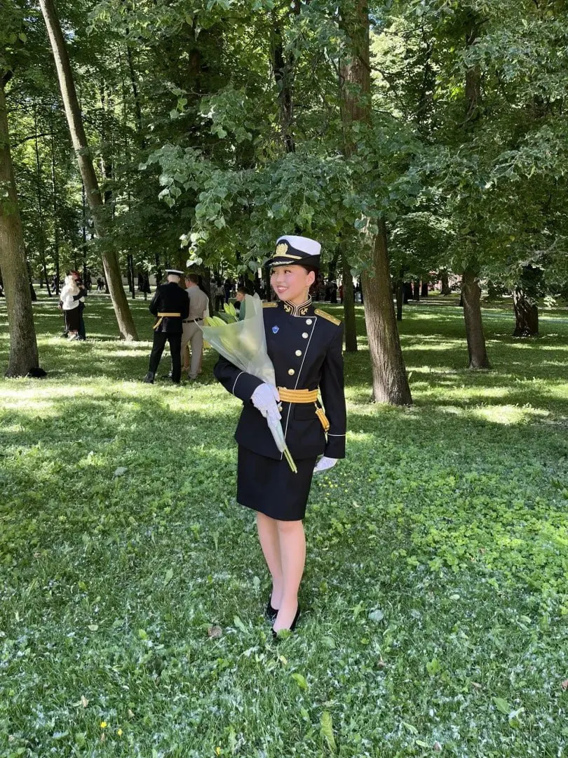 Проверка показала, что сообщение о том, что военно‑фельдшер приняла двойню прямо в самолёте, не подтверждается данными аэропорта, скорой помощи и краевого Минздрава.