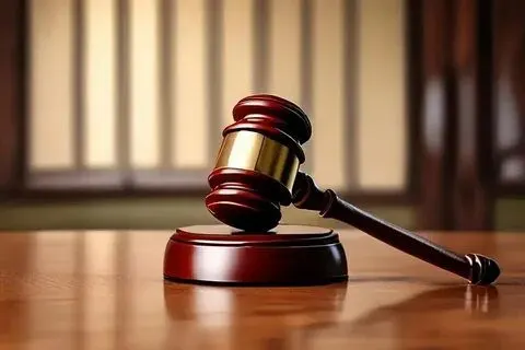 Суд обязал выплатить пострадавшим 1,3 млн рублей после вспышки сальмонеллеза в августе 2024 года, от которой пострадали более 40 человек. Экспертиза Роспотребнадзора обнаружила следы инфекции на кухонном оборудовании и у персонала.