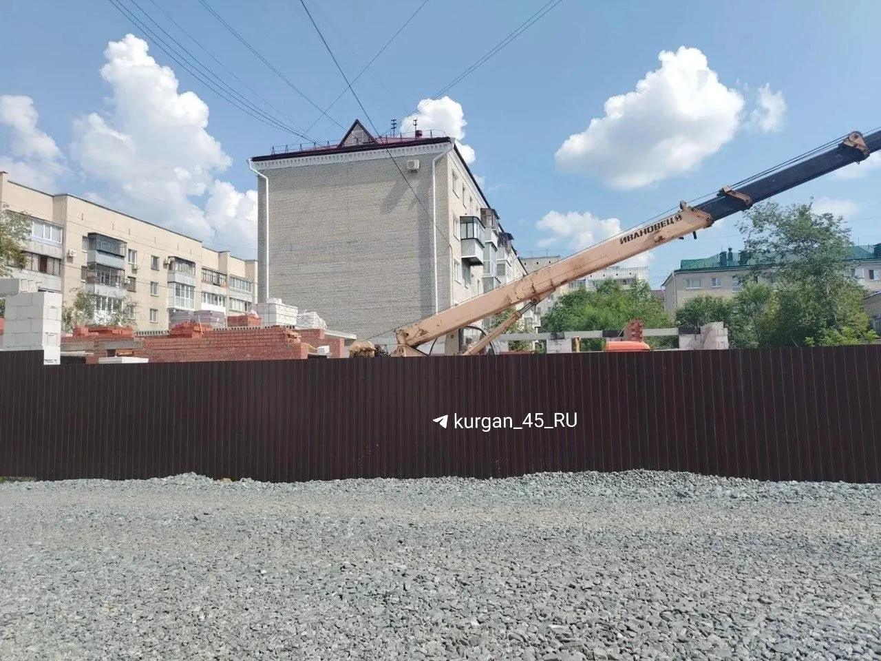 В центре Кургана начали возводить здание медицинского центра — заказчик ООО «Медицинский центр „Гранмед“», завершить работы планируют в ноябре этого года.