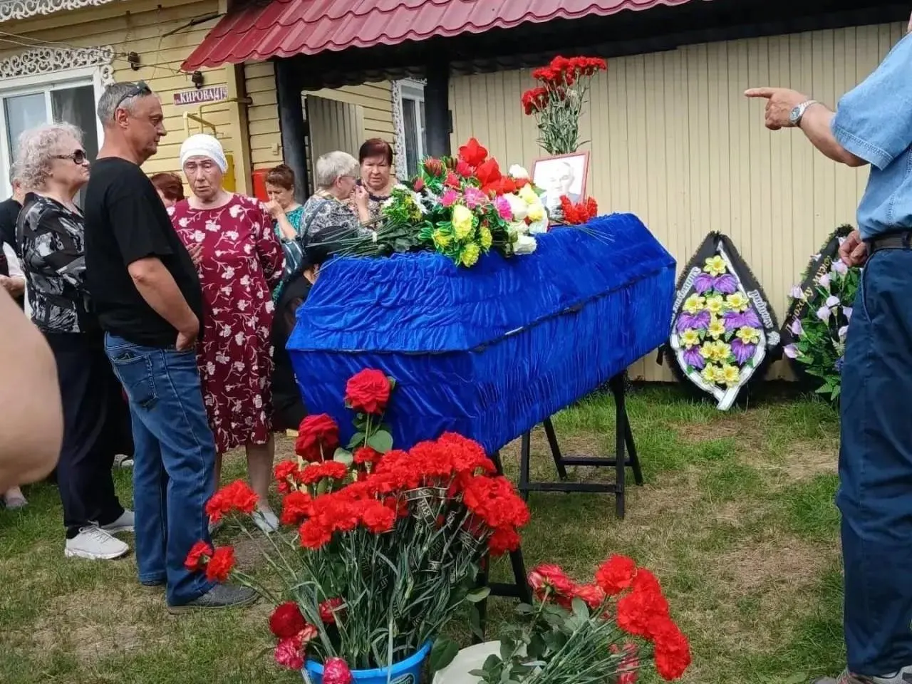 Родственники возмущены — усопшего, почётного жителя села, обнаружили в состоянии разложения; близкие называют происходящее «издевательством» и требуют объяснений.