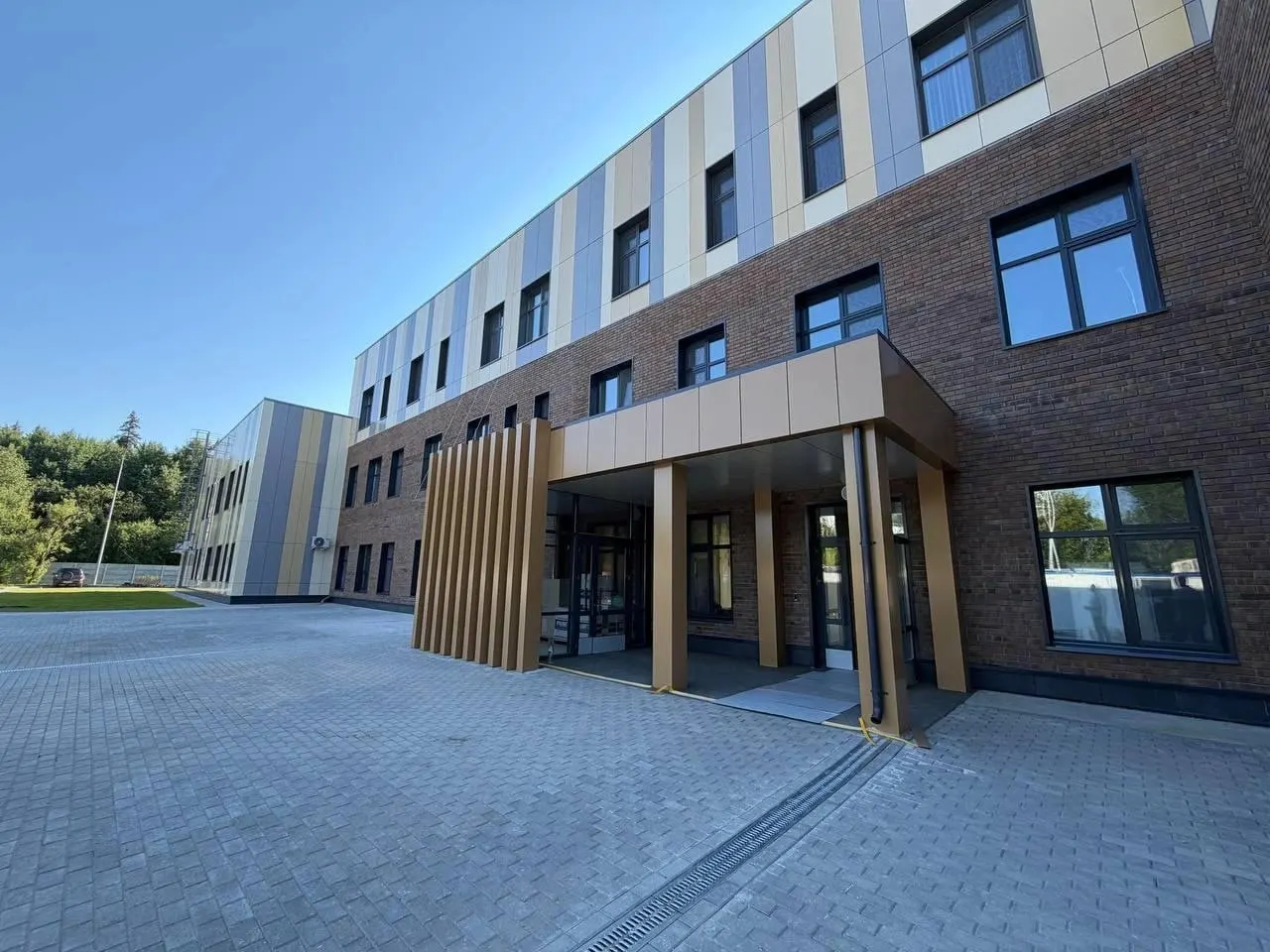На шоссе Космонавтов возводят трёх—четырёхэтажный корпус физиопульмонологического диспансера площадью около 6 тыс. м². Готовность объекта — 80%; планируют открыть в этом году.