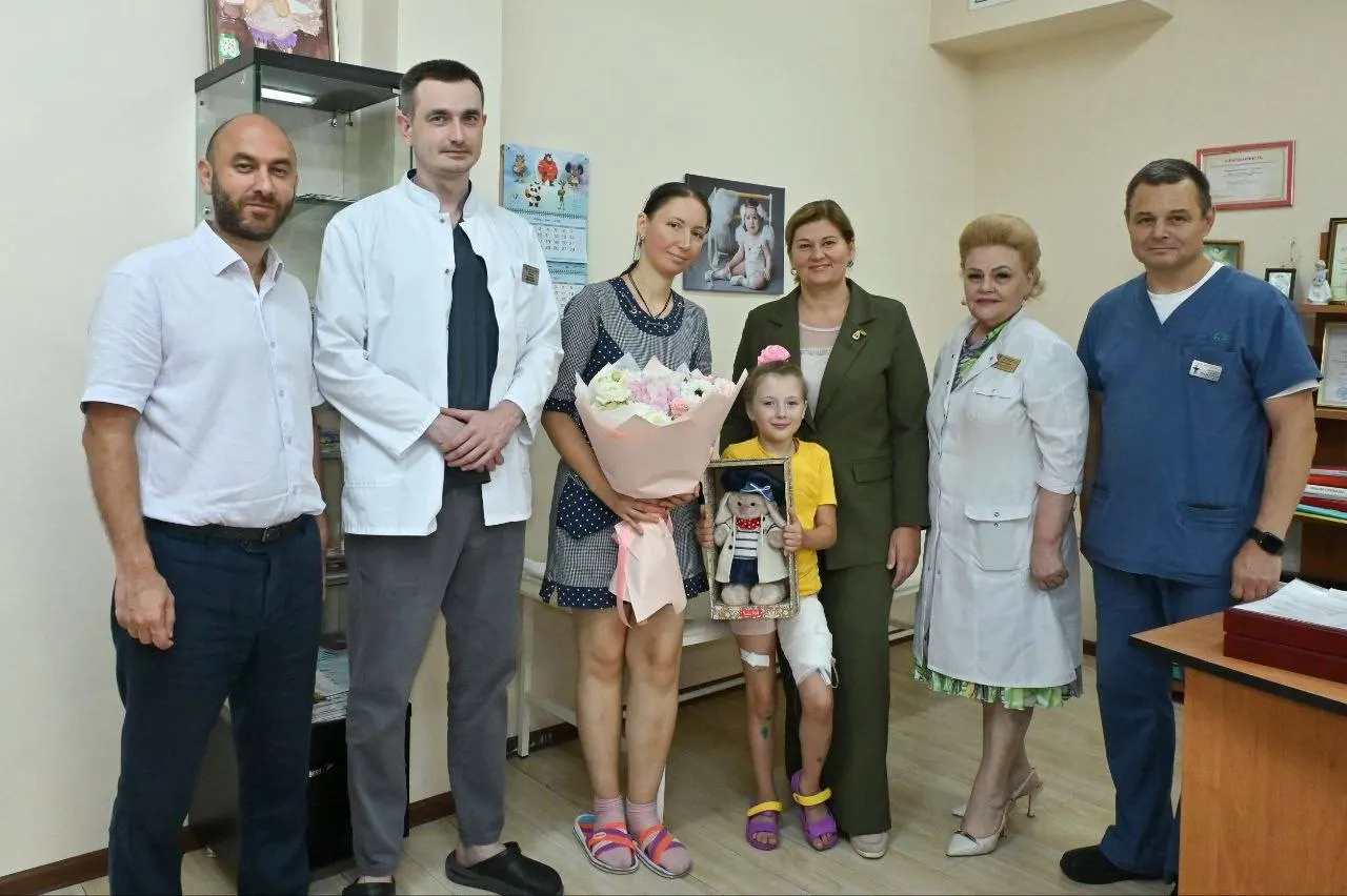 Ребенка госпитализировали в травматологию Центра охраны материнства и детства Сочи с поверхностным ранением ноги. Ей проводят антибактериальную терапию, выписка ожидается в ближайшую неделю.