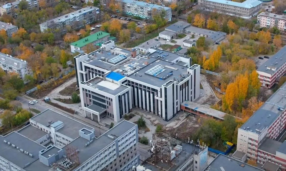 Власти региона намерены изъять земельные участки и объекты незавершённого строительства: готовность основной клиники — 94%, соседнего здания — 48%. Девелопер «СМТ» оспаривает решение, апелляция поддержала ответчика.