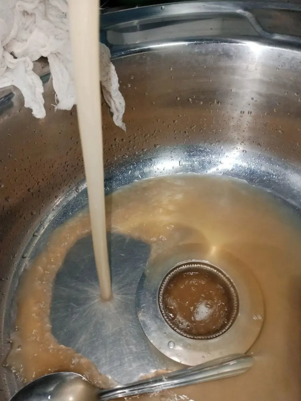 В Ачинском округе люди жалуются, что с апреля из водопровода идёт ржавая вода — стирать и готовить стало невозможно, обращения в контролирующие органы остаются без ответа.