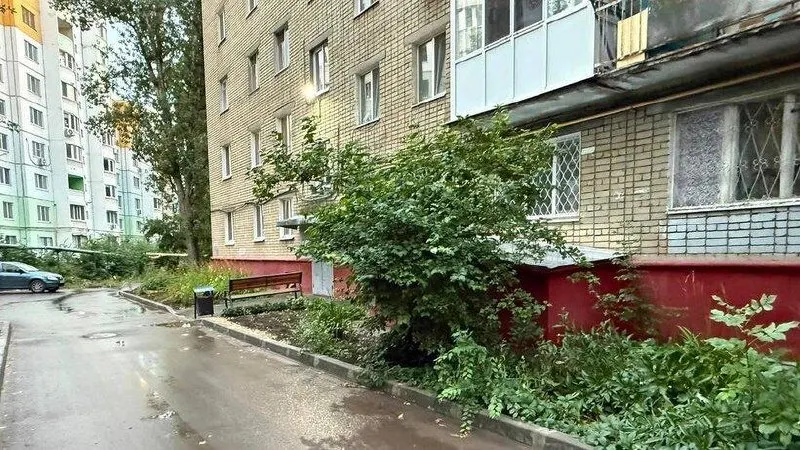 В Ленинском районе Саратова пятилетняя девочка выпала из окна второго этажа. Ребёнку оказывается необходимая медицинская помощь, следователи проводят проверку по факту возможного неисполнения обязанностей по воспитанию.