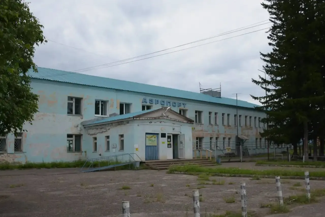 Взлетно‑посадочную полосу в закрытом аэропорту Киренска отремонтируют за счет внебюджетных источников; к финансированию подключится и оператор аэродрома. Решение принято после обращения жителей, для которых прекращение авиасообщения стало критичным для здоровья и связи с областным центром.