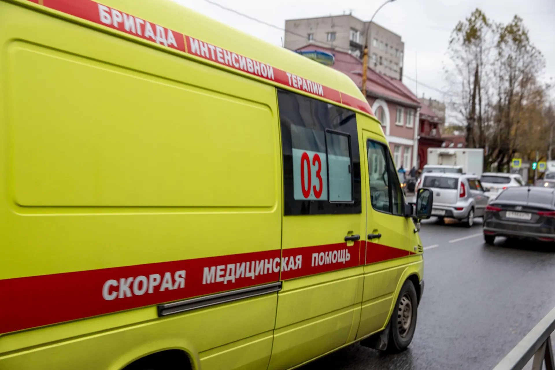 Минздрав рассказал о состоянии родителей трёхлетнего мальчика, погибшего при атаке в пригороде Воронежа. Супруги не смогли вытащить ребёнка из-под завалов горящего дома.