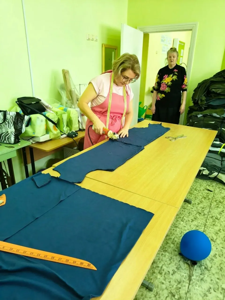 Женщины из нескольких деревень собрали деньги, закупили ткань и за 18 дней изготовили 95 брюк, 98 шорт и 101 майку для примерно 100 раненых; стационар госпиталя рассчитан на 150 коек.