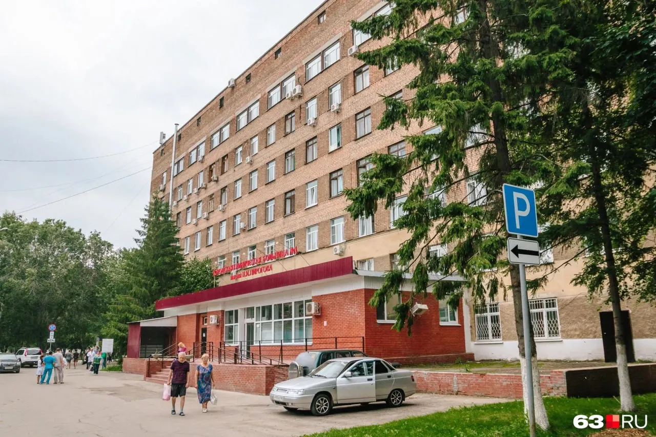 Модульное приёмное отделение возведут между хирургическими корпусами и соединят надземными переходами. Его оснастят КТ, мобильной системой с С‑дугой и эндоскопической техникой; контракт уже заключён, идёт подготовка площадки.