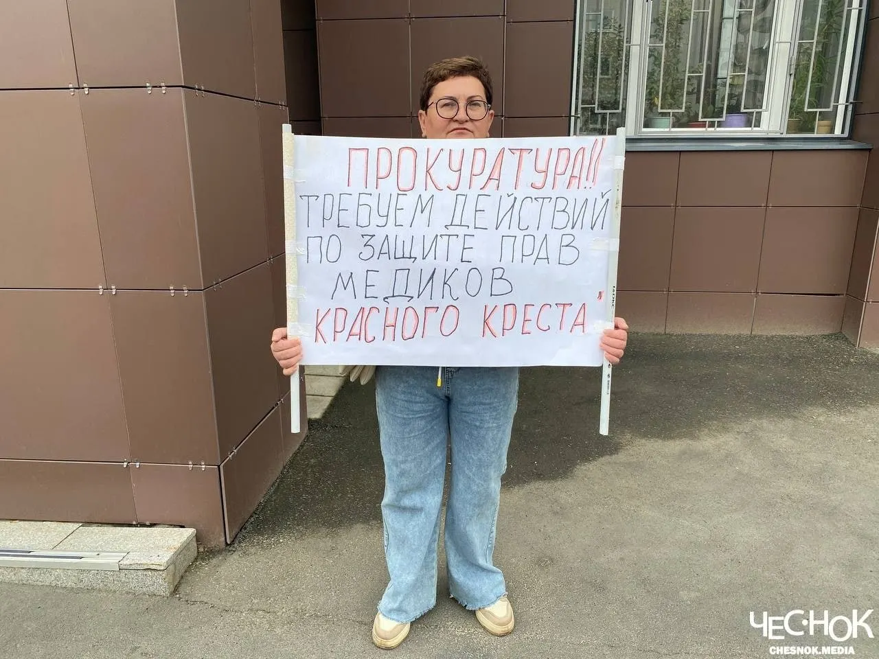После проверки прокуратуры в одном из владимирских отделений младшей медсестре присвоили класс вредности 3.3. Это дало ей доплаты, дополнительный отпуск и повышение отчислений в ПФ; коллеги проводили пикеты в защиту трудовых прав.