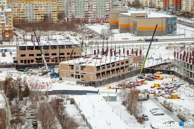 Инфекционный корпус на улице Перелёта готов примерно на 9,7%. На площадке работают около 100 человек, завершение работ запланировано на IV квартал 2027 года.