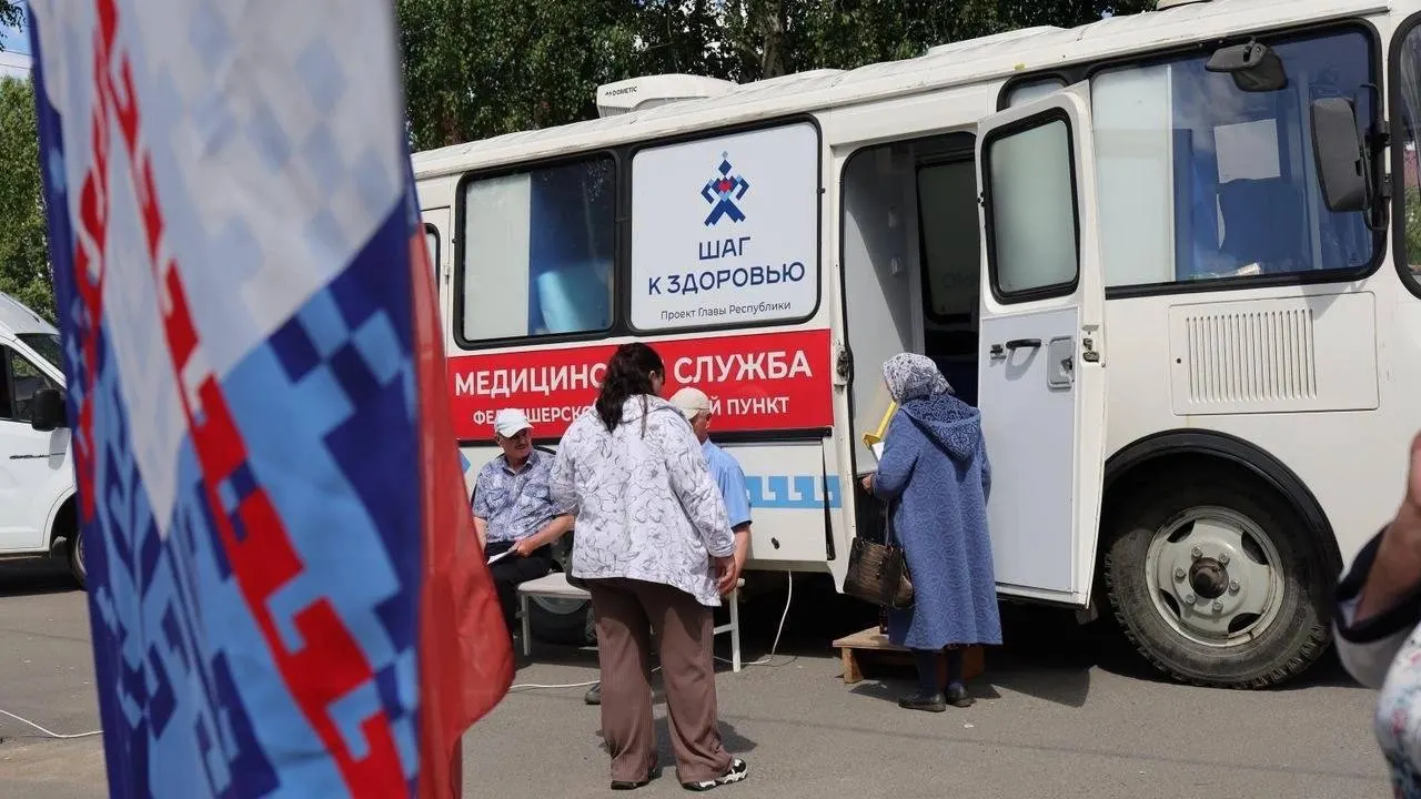 Вместо восстановления районных больниц властям удобнее устраивать уличные медакции в палатках — и собирать персональные данные избирателей под видом профилактики.