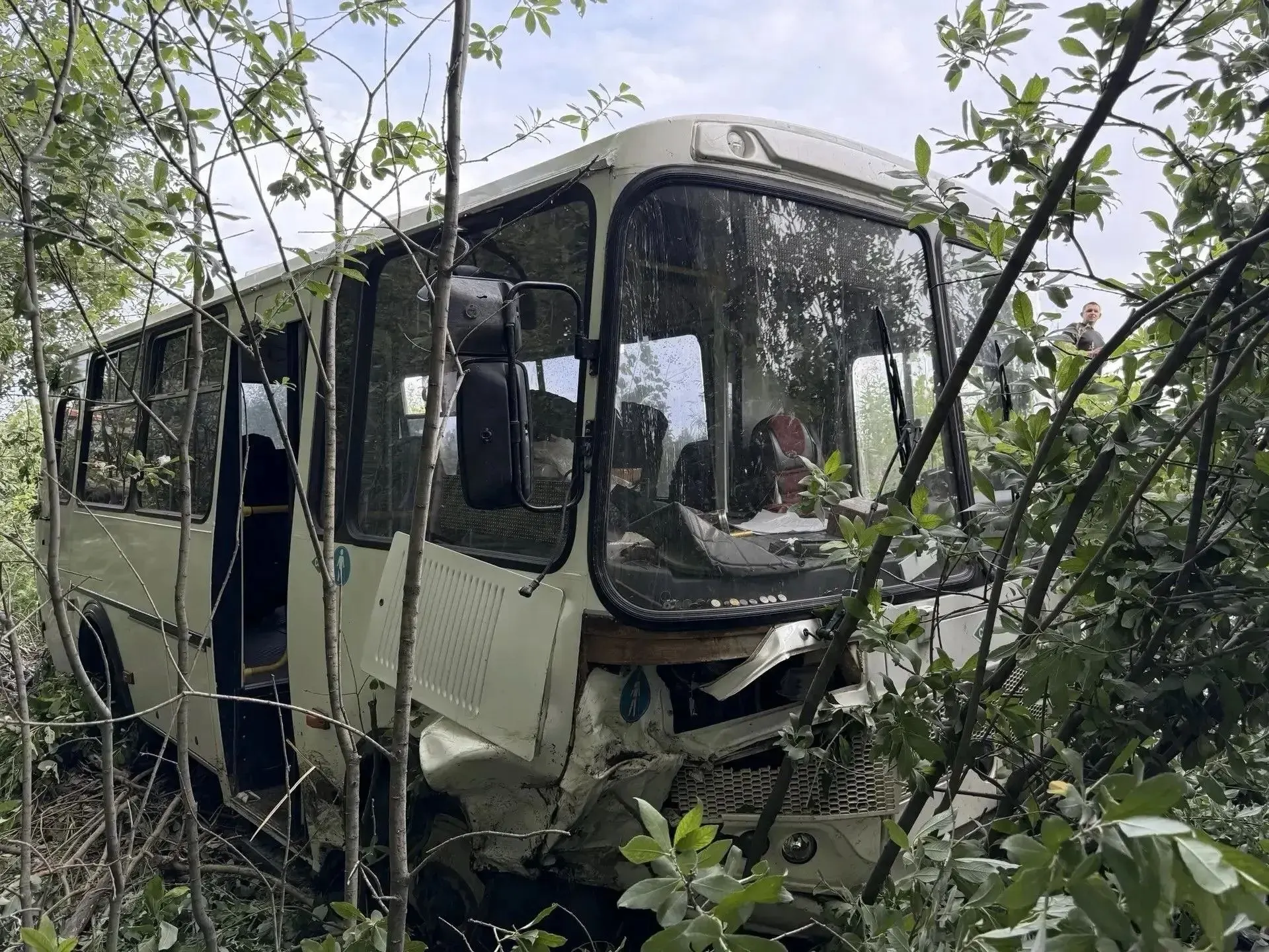 В Знаменском районе автобус с семью пассажирами съехал в кювет. 74‑летняя женщина получила тяжёлую черепно‑мозговую травму и находится в коме, проводится проверка правоохранительных органов.