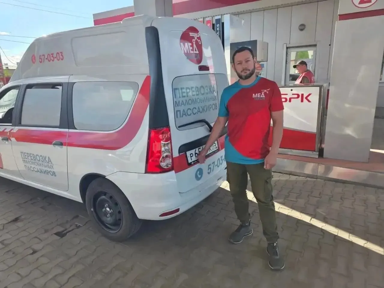 В Забайкалье водителям медицинского такси выделили индивидуальные лимиты и разрешили заправляться без очереди — это позволило восстановить регулярные рейсы к процедурам гемодиализа.