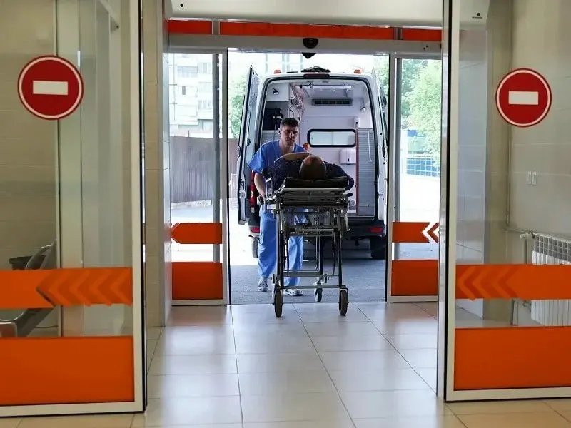 Один пострадавший в крайне тяжёлом состоянии; ещё 14 человек получили амбулаторную помощь, сообщил помощник министра здравоохранения Алексей Кузнецов.