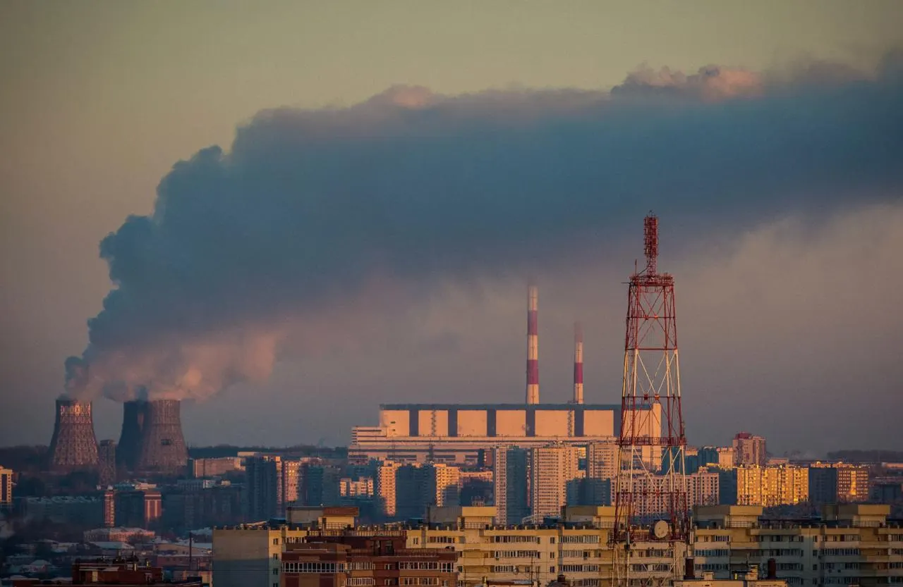Концентрация вредных веществ в воздухе города превышает норму в 5,2 раза; зафиксированы повышенные уровни формальдегида и фтористого водорода, жители жалуются на дымку и запах гари.