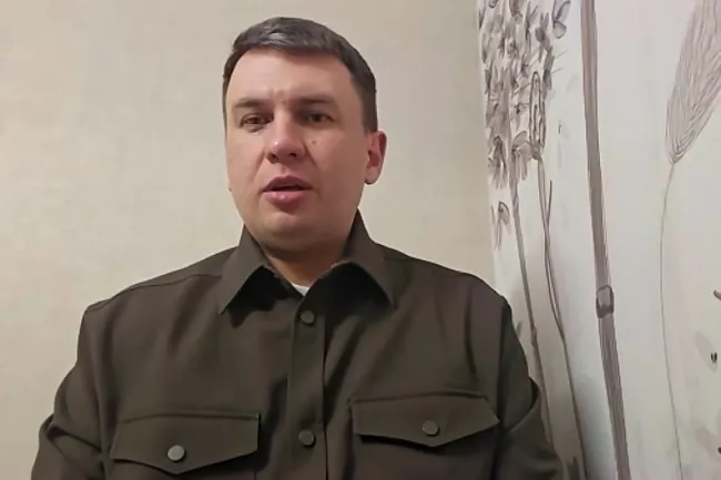 Провластного блогера, ранее активно выступавшего против Алексея Навального, поместили в психиатрический стационар в Санкт-Петербурге. Его резкая смена позиции в отношении президента вызвала споры и разные версии о причинах.