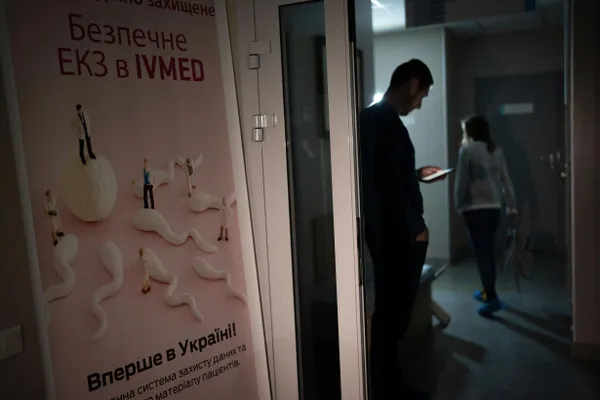 Депутаты приняли поправки в закон о ветеранах, согласно которым женщины — жены участников боевых действий и вдовы погибших — получат право на бесплатное ЭКО. Суррогатная материальность и криоконсервация остаются платными.