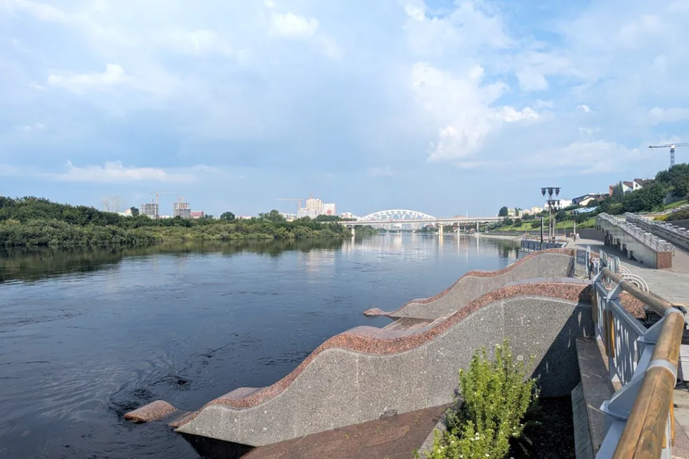 Несколько недель в Тюмени фиксируют массовую гибель рыбы и резкий неприятный запах в реке и водопроводе. Жители отмечают симптомы конъюнктивита и кишечных расстройств. Владельцы служб и надзорные органы проводят проверки, возбуждено уголовное дело; Роспотребнадзор рекомендует использовать бутилированную воду.