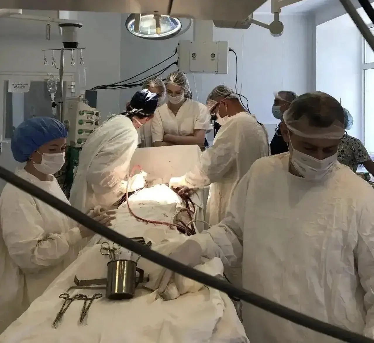 На 23-й неделе беременности в Алтайском крае удалили подвижное образование в левом предсердии — после трёх с половиной часов операции жизни пациентки и ребёнка сохранены, врачи продолжают наблюдение.