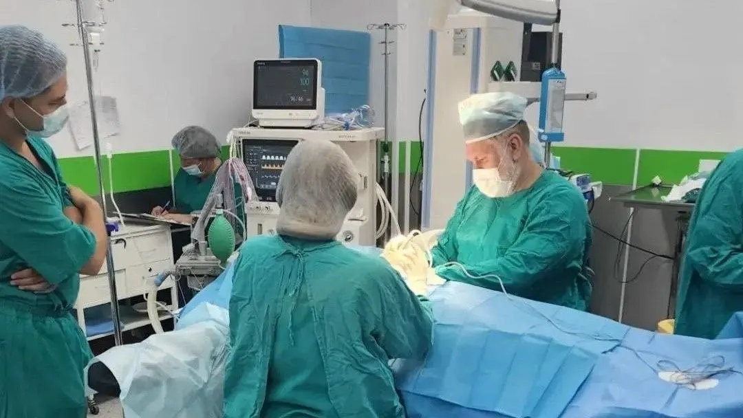 В областной детской клинической больнице провели шестичасовую операцию 17‑летнему пациенту со сколиозом 4‑й степени. Вмешательство завершили, несмотря на угрозу ракетных ударов; деформацию уменьшили на 70%.