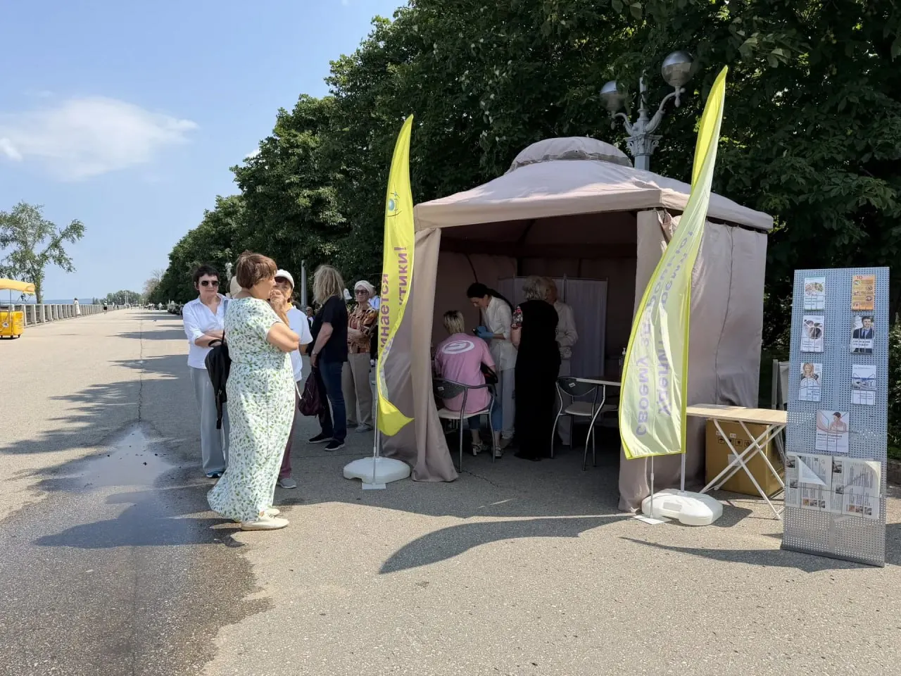 На набережной проходит акция: можно бесплатно осмотреть кожу у специалистов, узнать факторы риска рака кожи и получить рекомендации по профилактике; спасатели показывают, как правильно надевать жилет и раздают памятки по безопасности на воде.