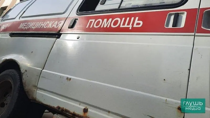 На улице Полтавской 31‑летний мужчина помешал работе медиков, причинил им травмы и был задержан; в отношении него составили административный протокол за мелкое хулиганство.