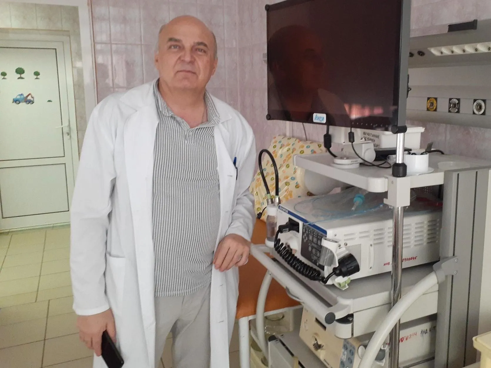 Врачам удалось удалить инородное тело из дыхательных путей ребёнка — пластмассовый свисток. Сейчас его состояние стабильное, угрозы жизни нет.