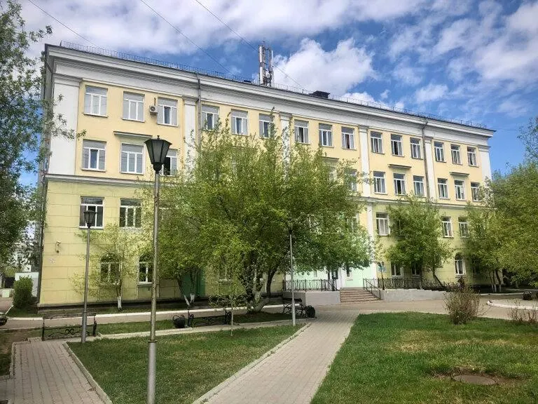 Женщина с раком второй степени не может попасть на обязательные предоперационные обследования: свободных талонов нет, в поликлинике, по словам пациентов, массово увольняются медработники.