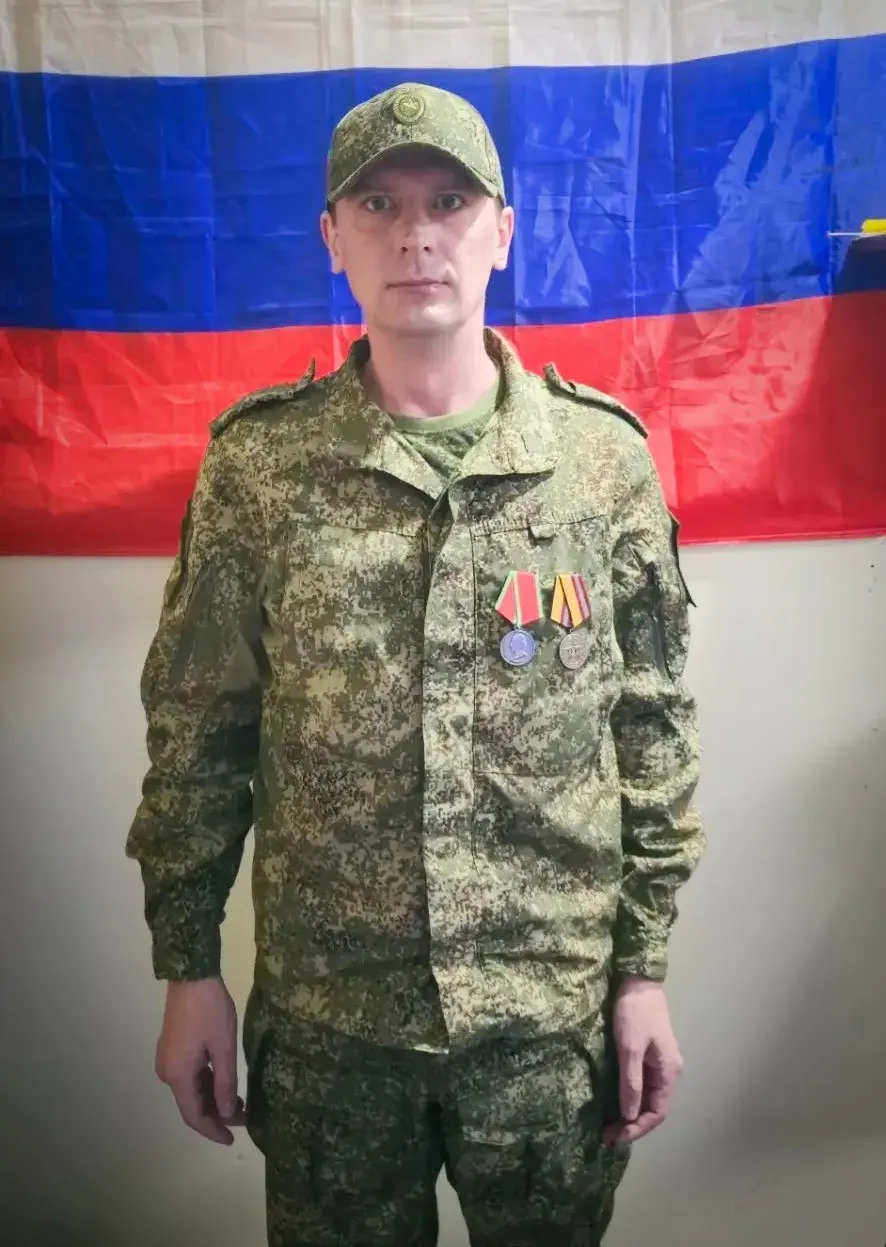 Анестезиолог‑реаниматолог Вадим Легостаев после лечения и реабилитации снова работает в зоне СВО: он руководит медицинской службой резервного батальона и в этом году получил медаль Суворова.