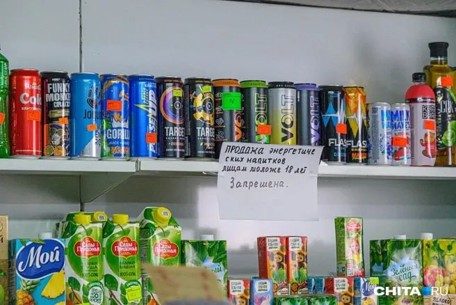 Подросток поступил с тяжелыми нарушениями сердечного ритма после однодневного приема большого количества энергетических напитков и кофе; ему потребовалось вмешательство врачей и дальнейшее наблюдение.