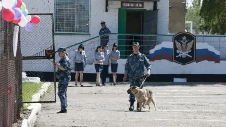 31‑летняя Надин Гейслер, отбывающая срок в ИК‑6 Алтайского края, жалуется на отсутствие адвоката и надлежащей медицинской помощи; в её письме — просьбы о стоматологической помощи и лекарствах.