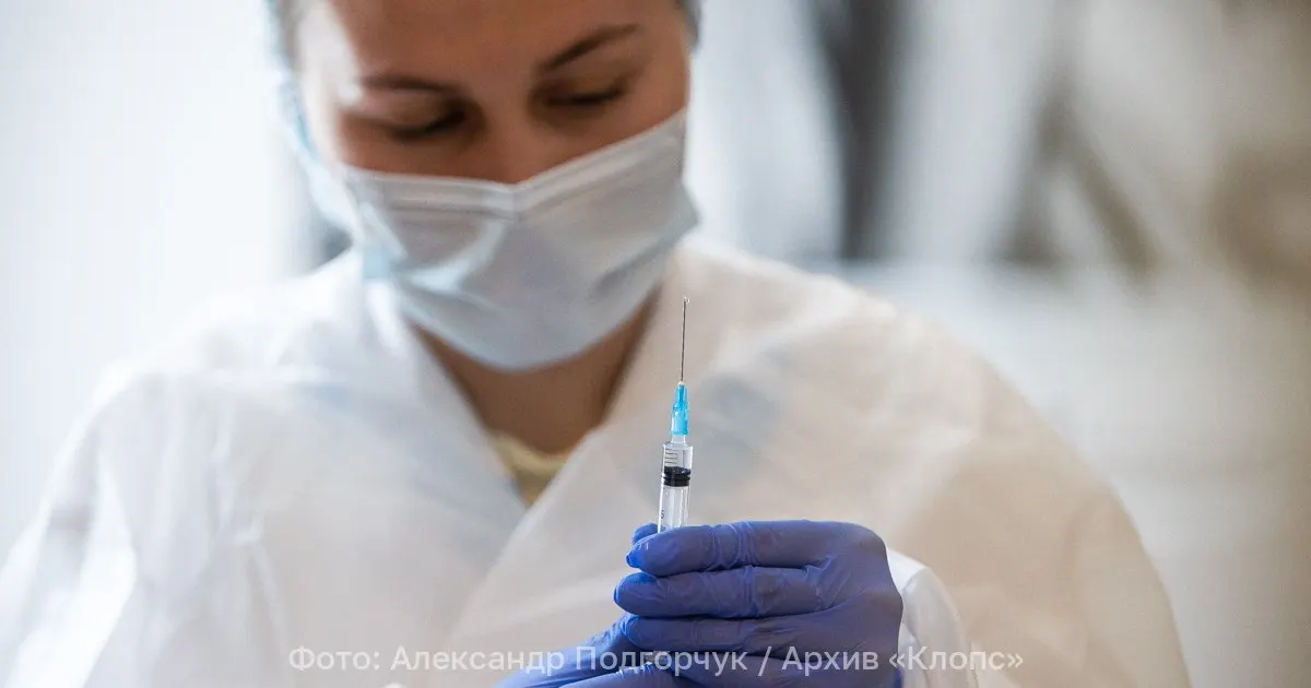 Вакцину для предстоящего эпидемического сезона обновили: в неё включили штаммы A (H1N1)pdm09, A (H3N2) и B (линия Victoria). Прививки начнут делать бесплатно с начала осени.