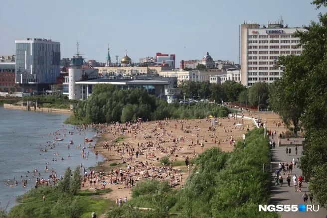 Несмотря на сотни миллионов рублей на оборудование и обследование пляжей, купание в Иртыше на четырёх муниципальных пляжах Омска остаётся запрещено — вода не соответствует санитарным нормам.