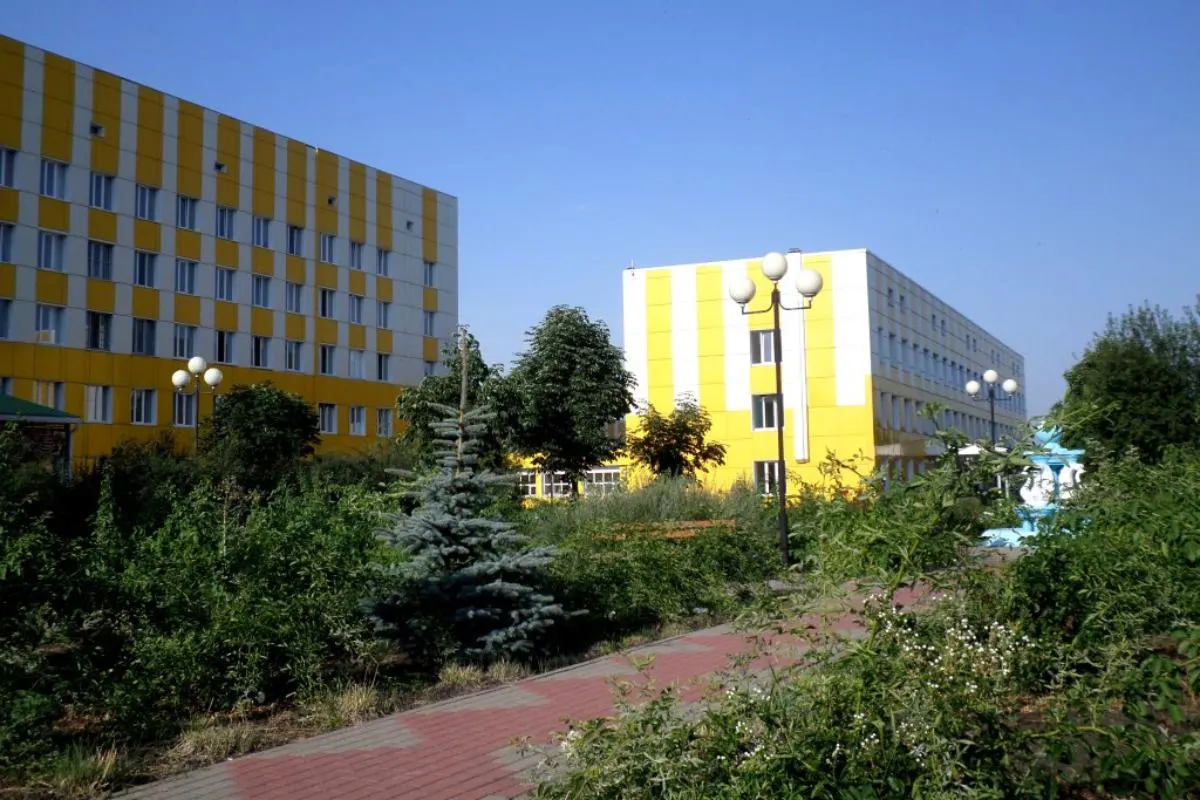 В Белгородской области несколько сотрудников районной больницы организовали съёмки интимных видео в заброшенном роддоме; одну из женщин принуждали продолжать участие, после чего она обратилась в полицию.