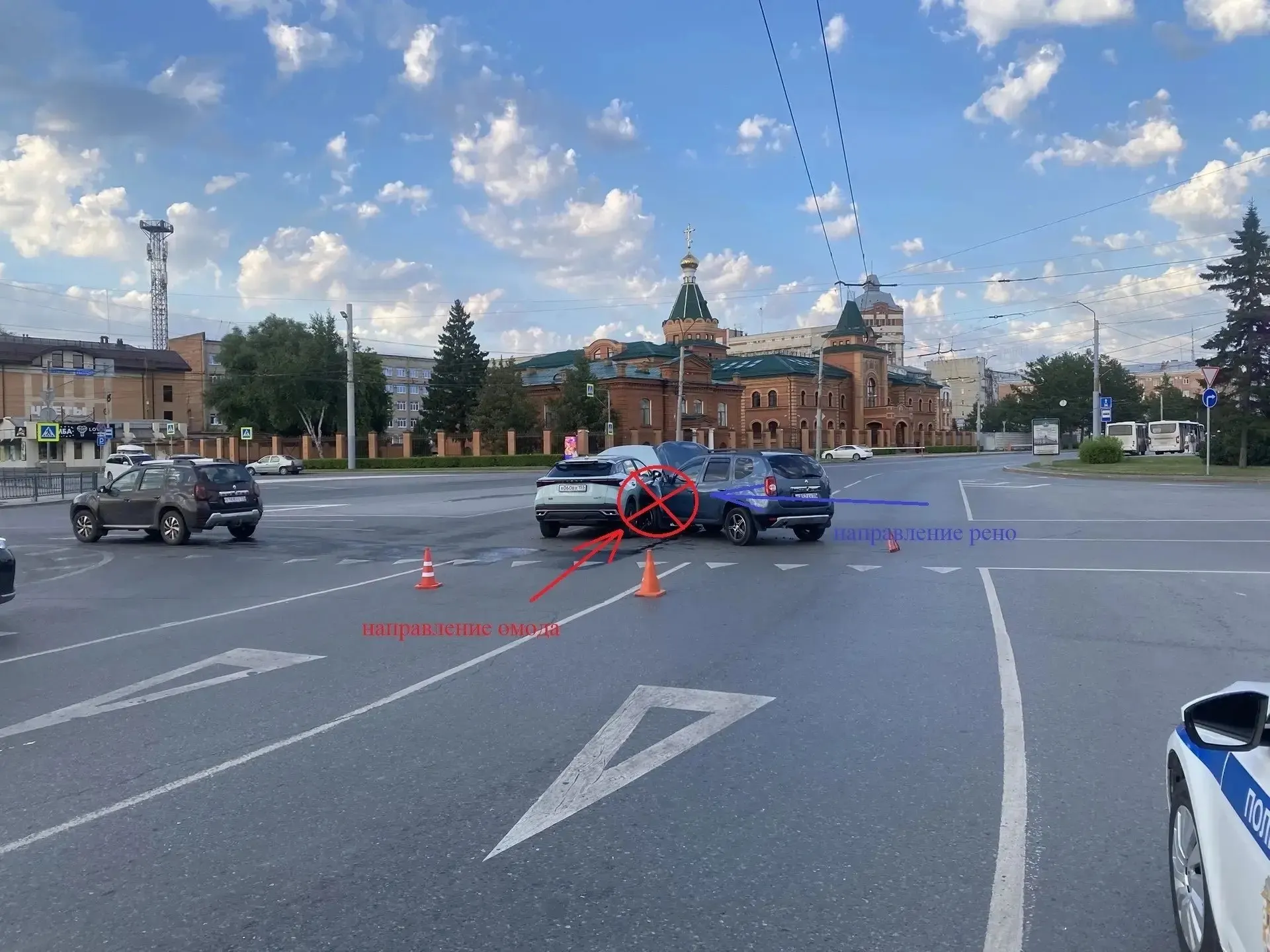 Авария произошла 15 июля около 19:45 на перекрёстке Красный Путь — Интернациональная — Ленина. Пострадали пассажиры Renault: 31‑летняя женщина и её годовалый ребёнок; ребёнок находился в детском удерживающем устройстве. Полиция проводит проверку.