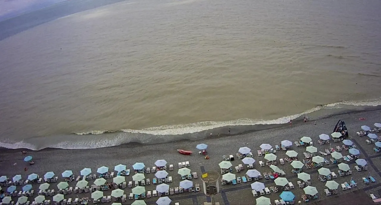 После сильного дождя грязевые потоки окрасили воду в Чёрном море — лаборатории фиксируют рост бактерий, однако сотни отдыхающих продолжают заходить в воду.