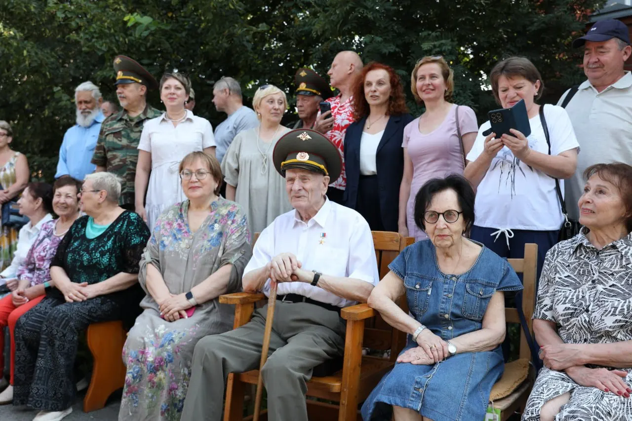 Нейрохирург Семен Исаакович Спектор, посвятивший десятилетия медицине и руководству госпиталем ветеранов, отметил 90-летие; к его дому пришёл торжественный караул.