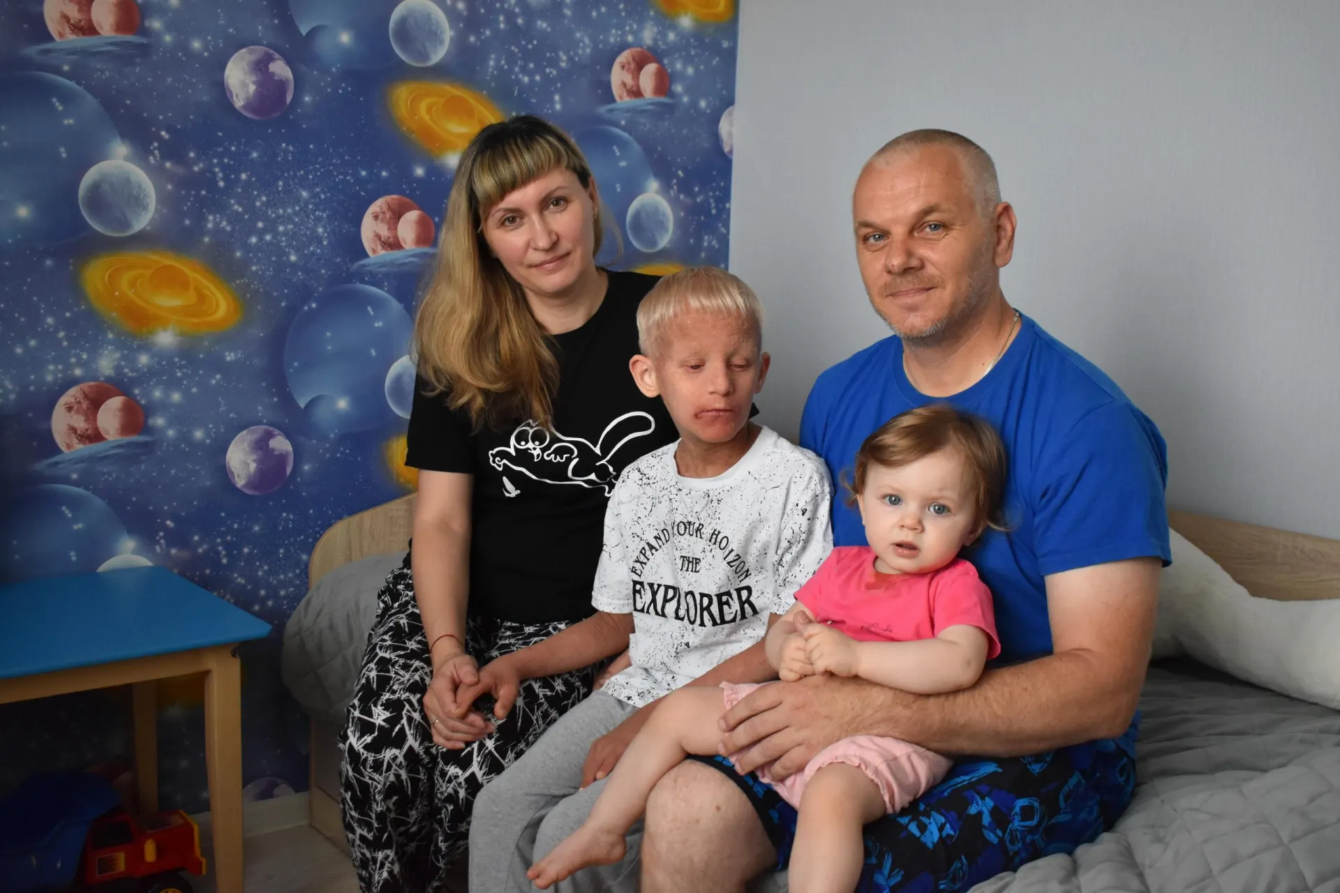 Уход за кожей восьмилетнего Димы Пяткова занимает около трёх часов в день. Он почти не слышит и плохо видит, но любит игры и гостей — семья заботится о нём каждый день.