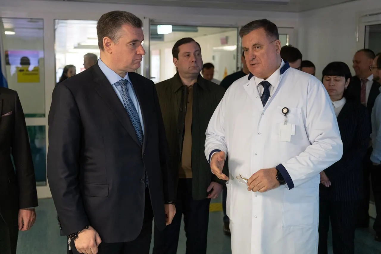 Лидер ЛДПР призвал отказаться от «оптимизации» и провести перезагрузку первичной медицины: дефицит кадров — 23 тыс. врачей и 63 тыс. медсестер — особенно бьёт по малым городам.