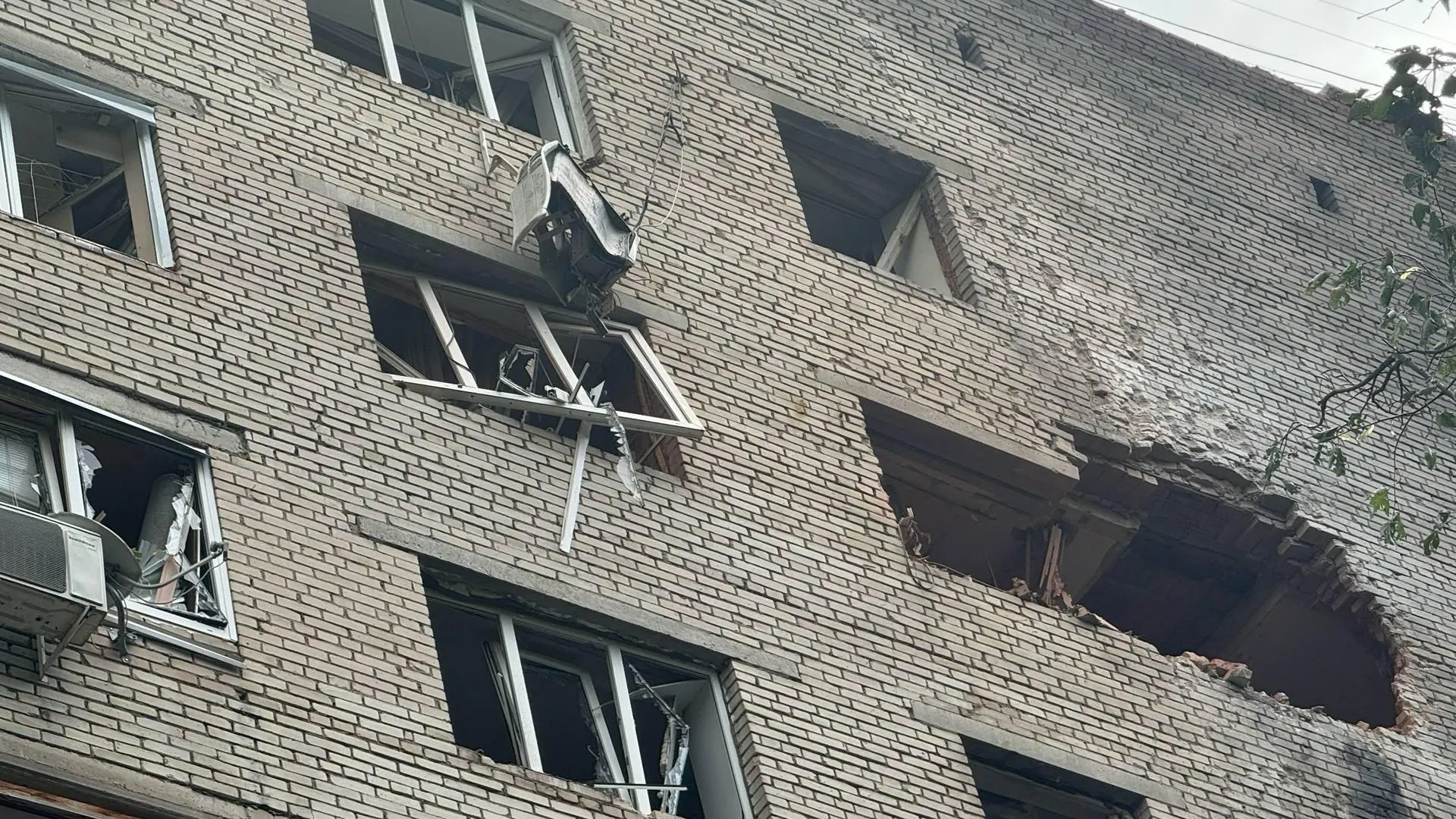 Беспилотник поразил дом на Банковской: детям оказали медицинскую помощь, жильцам открыли пункт временного размещения с поддержкой и ночёвкой.