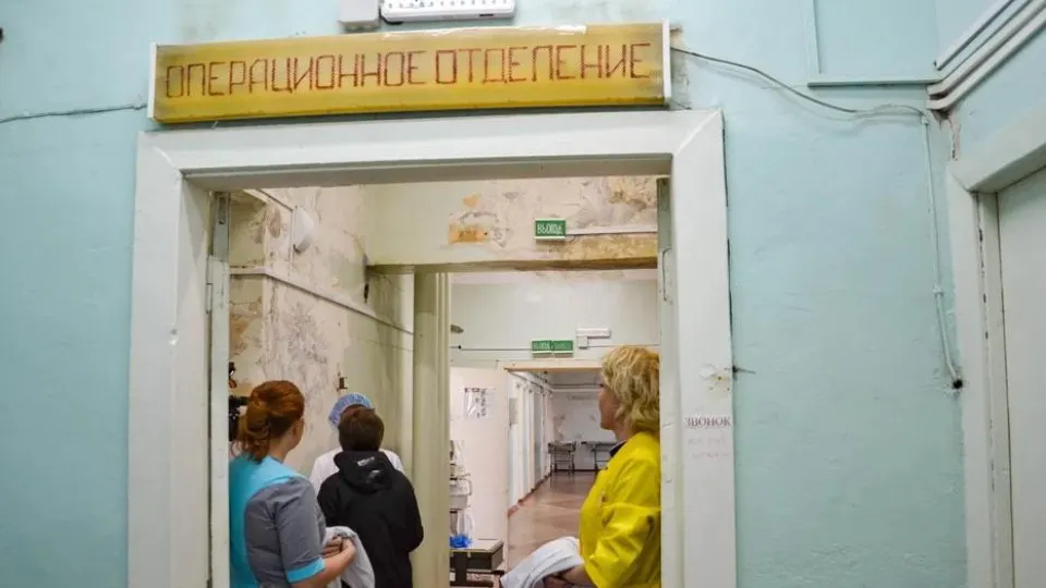 На фоне рекордных дефицитов региональных бюджетов финансирование поликлиник и больниц в первом квартале 2026 года сократилось на 6,4% (без Москвы — на 5,2%). При ухудшении доходной части бюджетов регионы готовятся к дальнейшим оптимизациям сети медучреждений.