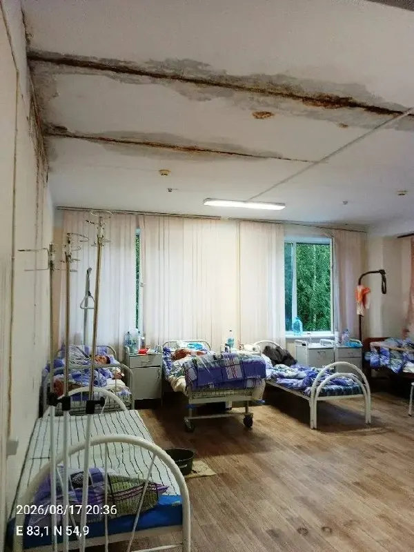 Пациенты жалуются на протечки потолков в больнице Академгородка; после пожара идёт ремонт главного корпуса, травмпункт не работает.