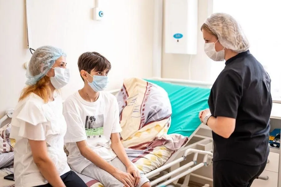 16-летний пациент с врождённой патологией почек получил донорскую почку от матери; операция завершилась успешно, оба под наблюдением врачей.
