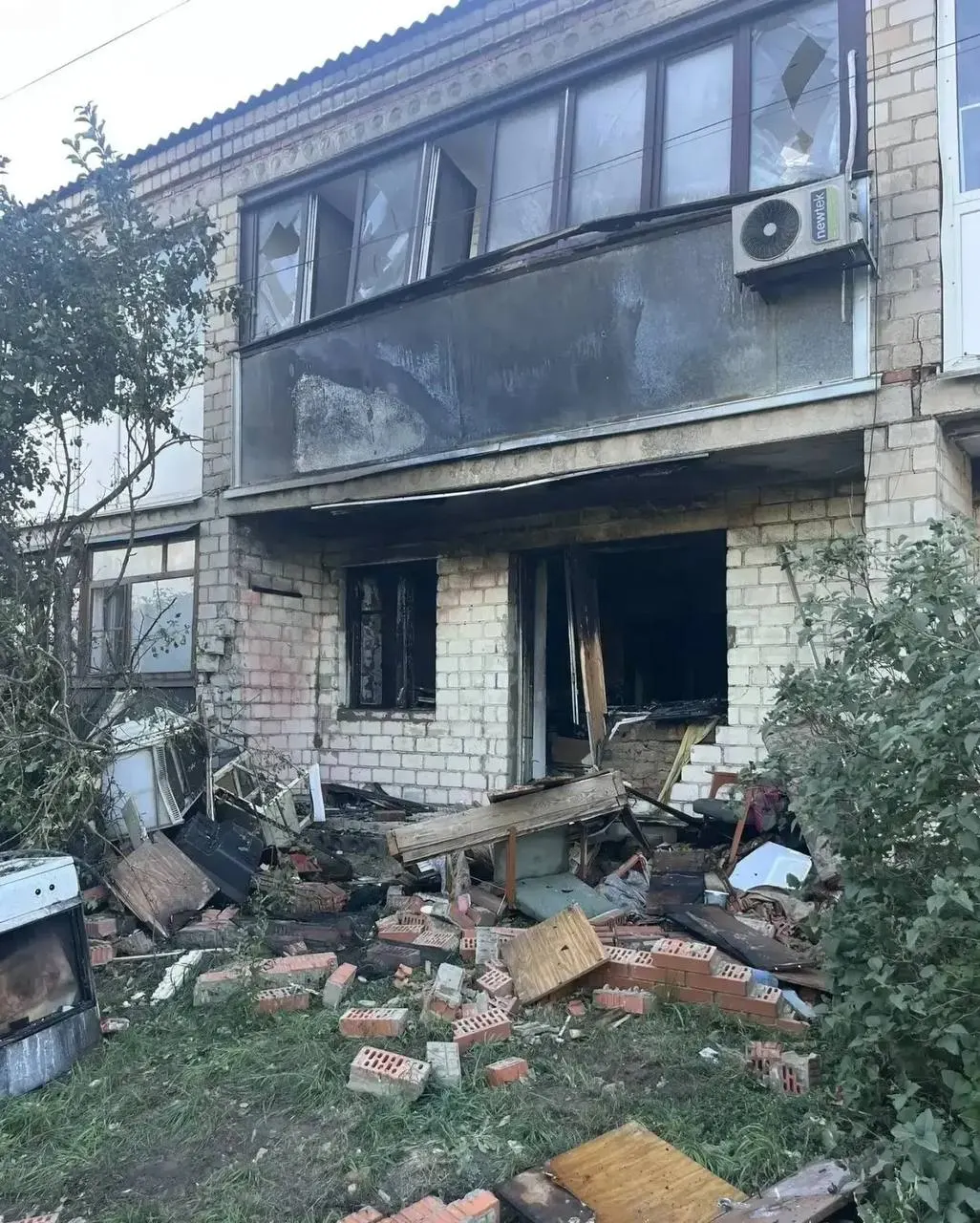 Хлопок газовоздушной смеси в квартире многоквартирного дома в Славгороде вызвал пожар; пострадала 92-летняя хозяйка, ей оказывают медицинскую помощь. Следственный комитет возбудил уголовное дело.