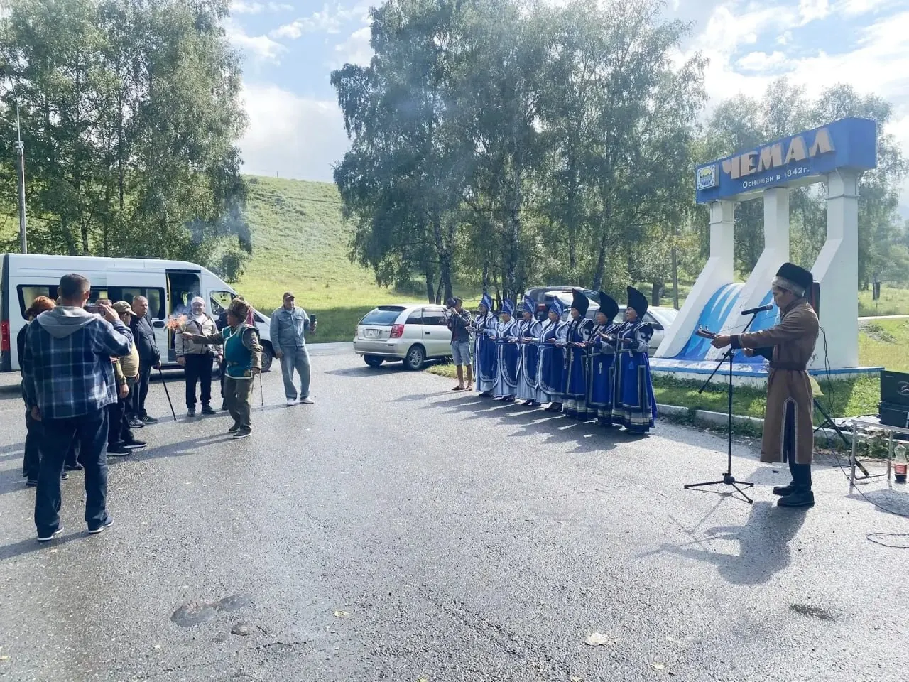 Новая группа военнослужащих из Луганской Народной Республики прибыла на реабилитацию в Чемальскую районную больницу. Бойцов встретили представители культуры, а для них организована культурная программа.