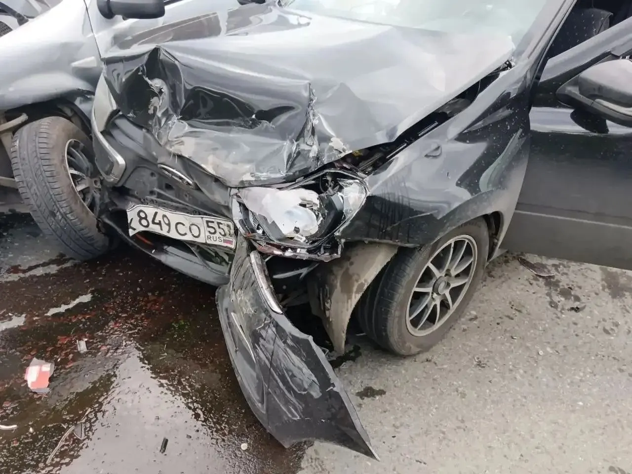На перекрёстке столкнулись два автомобиля; пострадали водитель Renault Sandero, 34-летняя женщина-водитель Lada Granta и двое несовершеннолетних пассажиров.