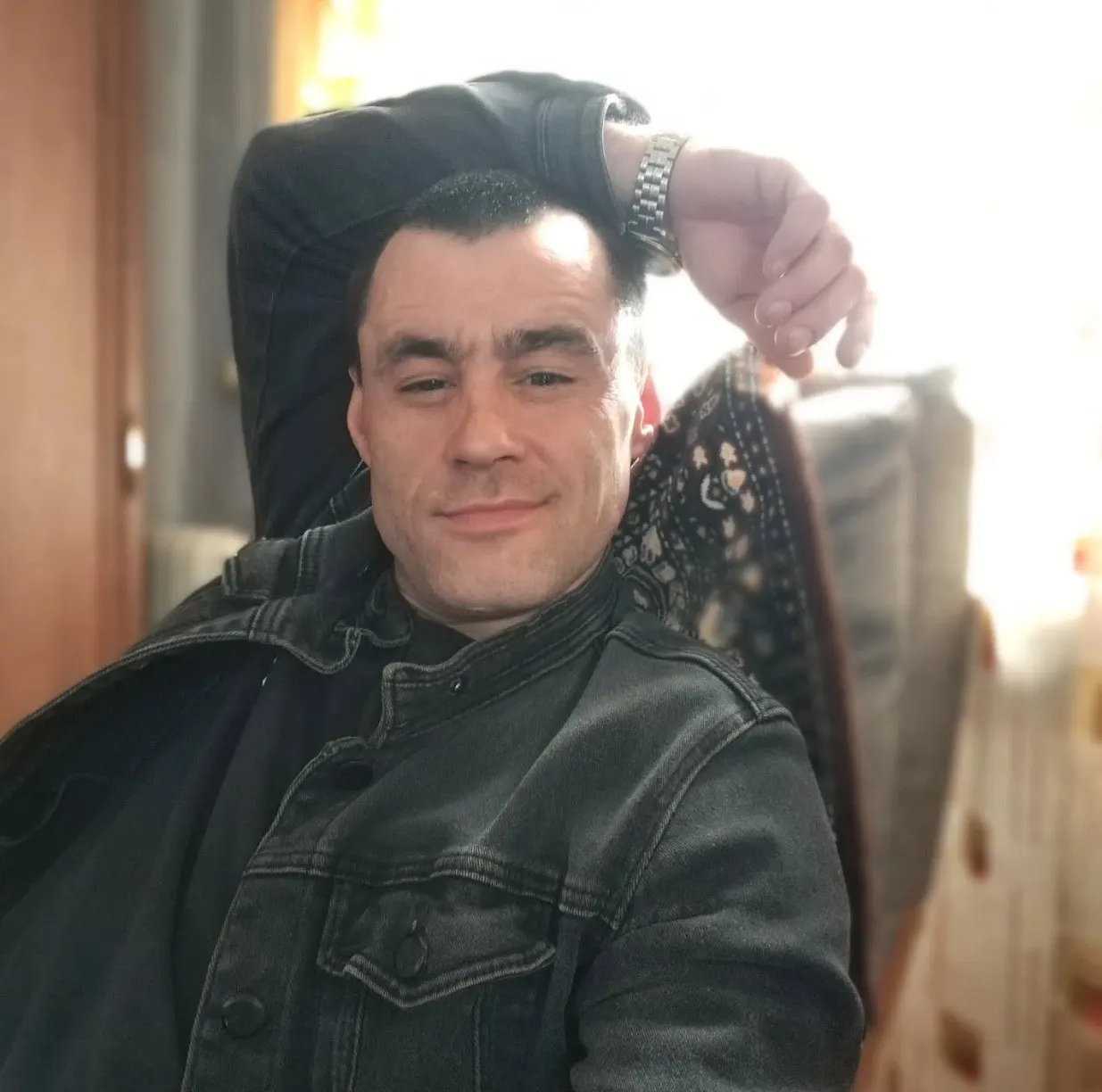 По словам мужчины, его полностью изолировали от внешнего мира и заставили отказаться от участия в суде; ситуация вызывает вопросы о правах пациентов и доступе к близким.
